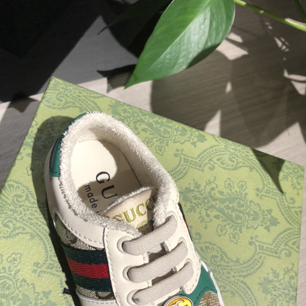 Children's shoes child